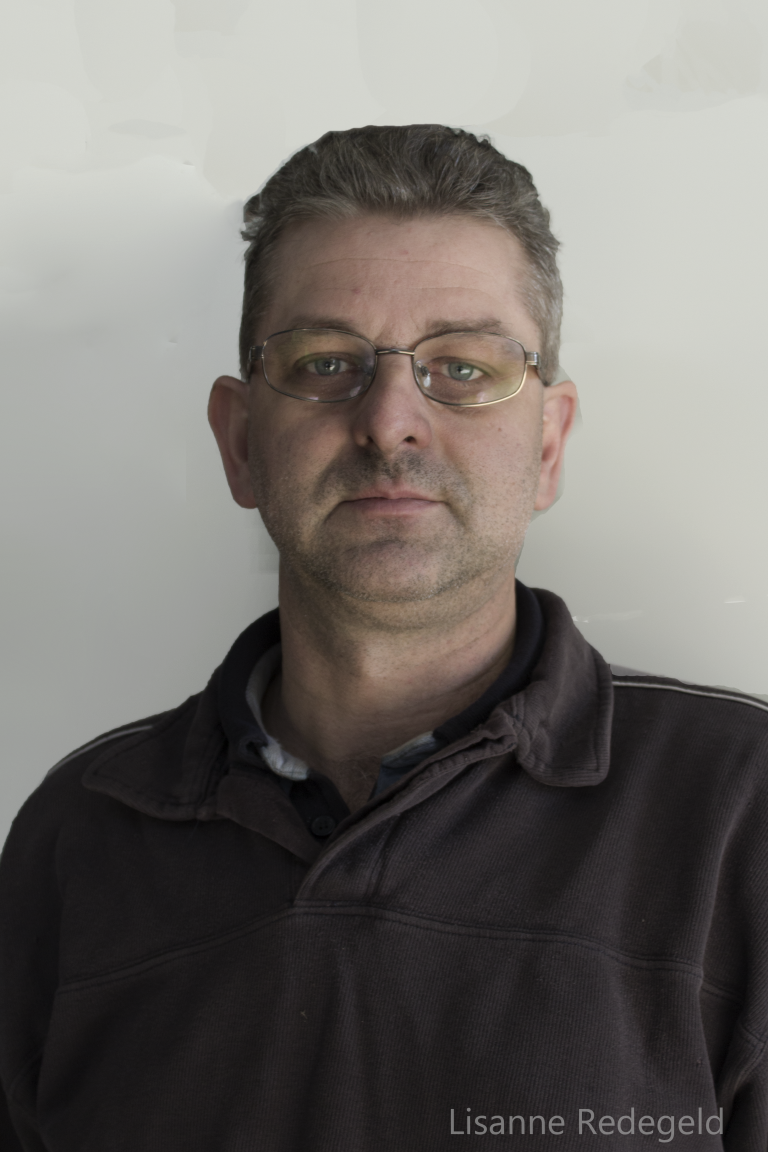 Vakman aan het werk bij Algemeen Autobedrijf Raymond
